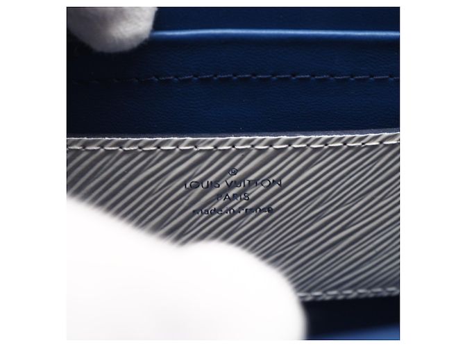 Borsa a tracolla Louis Vuitton Epi Twist MM Bianco Blu - vista 22