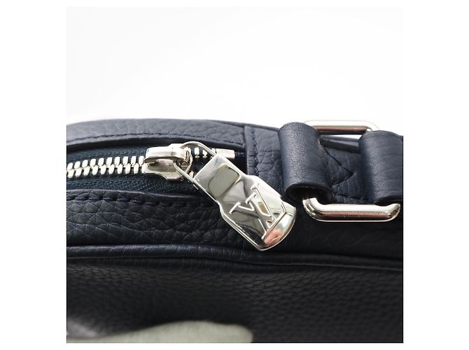 Borsa a tracolla Louis Vuitton Taurillon Danube PM Blu navy - vista 11