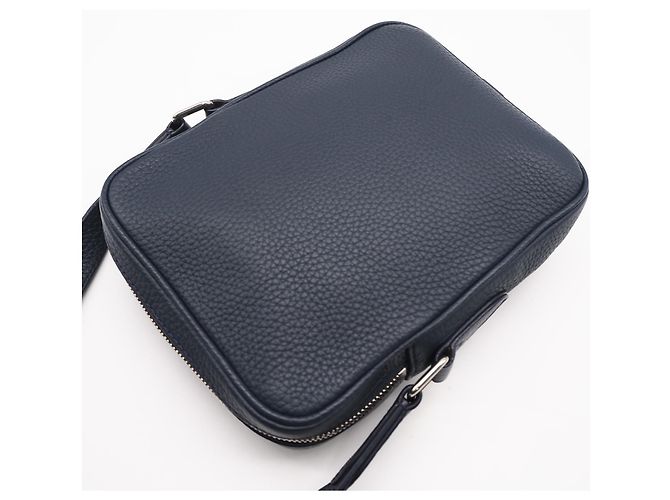 Borsa a tracolla Louis Vuitton Taurillon Danube PM Blu navy - vista 2