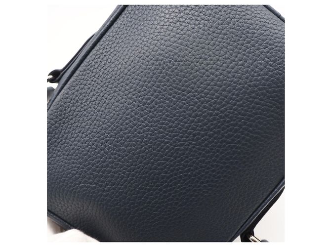 Borsa a tracolla Louis Vuitton Taurillon Danube PM Blu navy - vista 3
