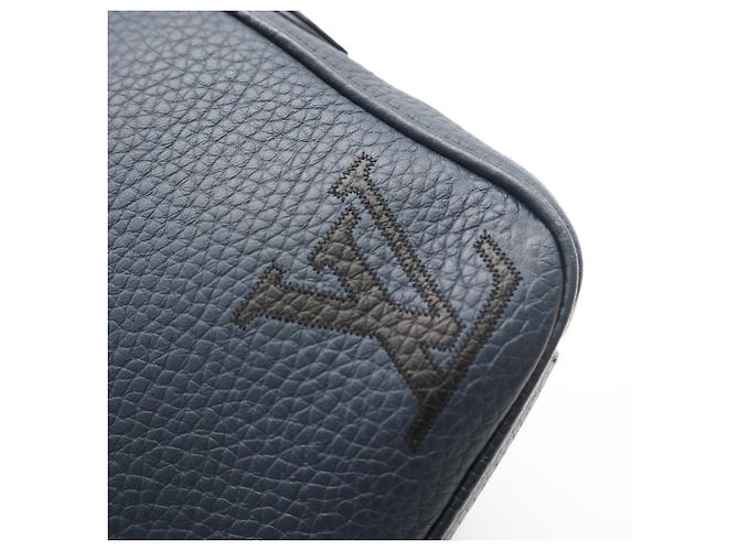 Borsa a tracolla Louis Vuitton Taurillon Danube PM Blu navy - vista 4