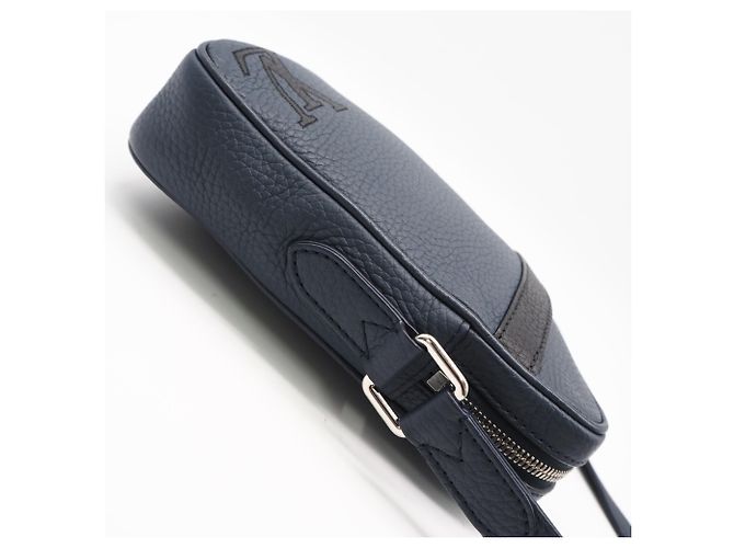 Borsa a tracolla Louis Vuitton Taurillon Danube PM Blu navy - vista 6