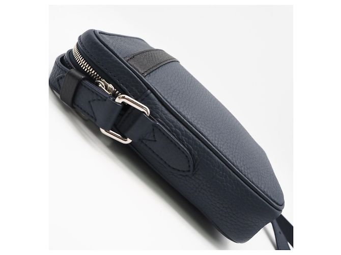 Borsa a tracolla Louis Vuitton Taurillon Danube PM Blu navy - vista 7
