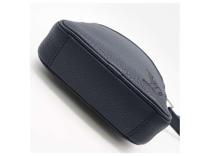 Borsa a tracolla Louis Vuitton Taurillon Danube PM Blu navy - vista 8