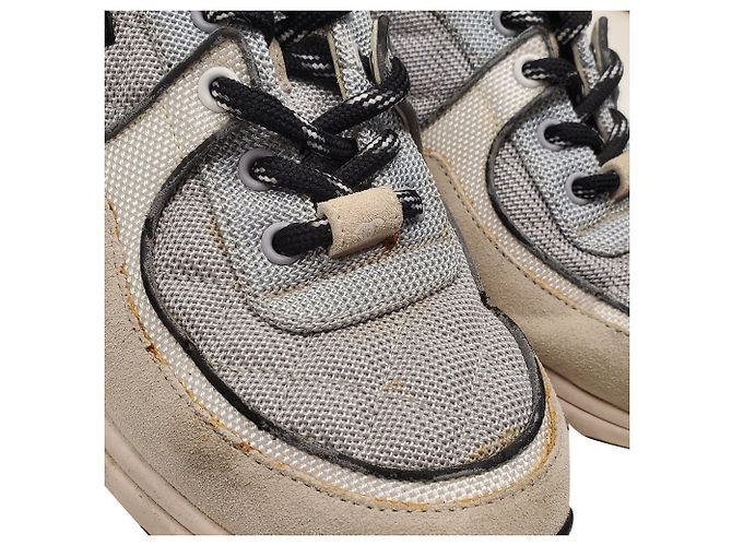 Sneakers basse Chanel CC in scamosciato grigio e mesh - vista 2