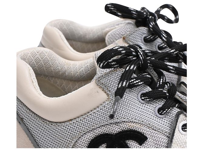 Sneakers basse Chanel CC in scamosciato grigio e mesh - vista 26