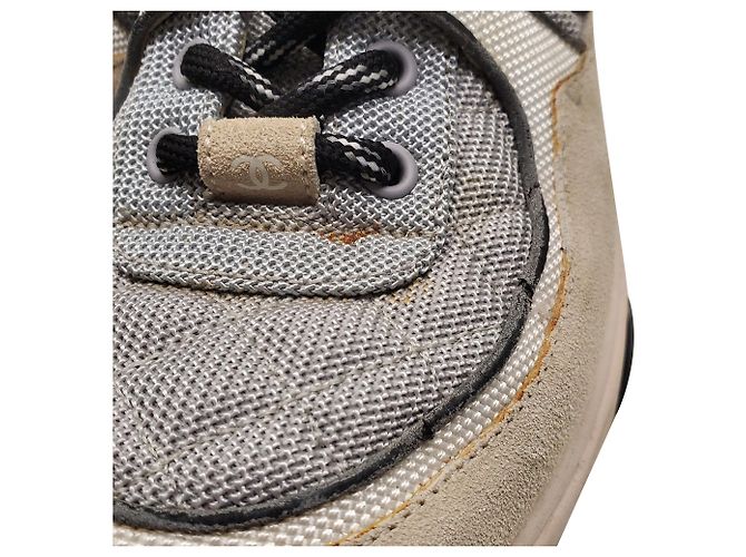 Sneakers basse Chanel CC in scamosciato grigio e mesh - vista 3