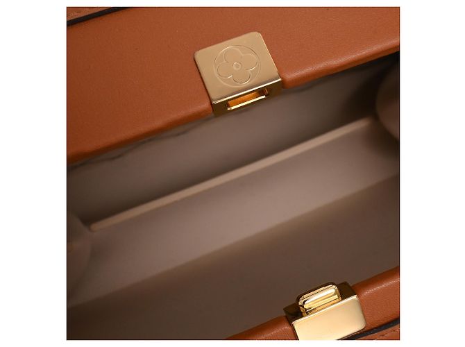 Borsa a tracolla Louis Vuitton Petite Malle V in madreperla gialla - vista 10