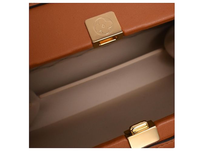 Borsa a tracolla Louis Vuitton Petite Malle V in madreperla gialla - vista 8