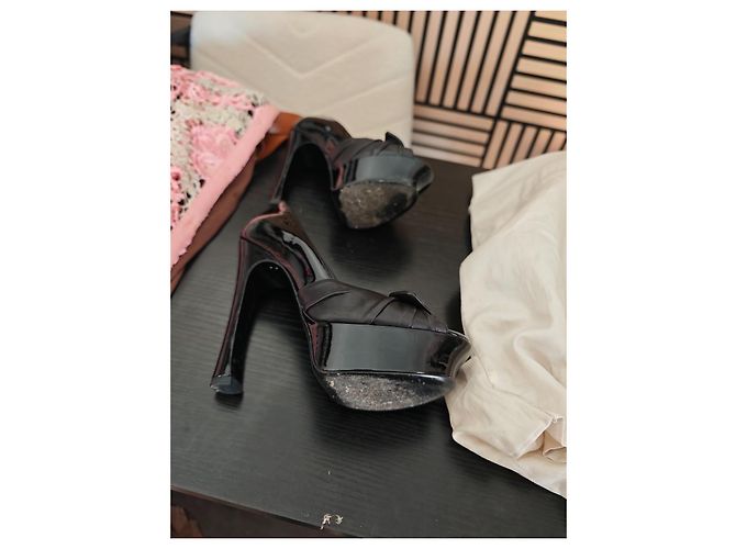Yves Saint Laurent Décolleté Peep-Toe in Vernice Nera con Fiocco - vista 10