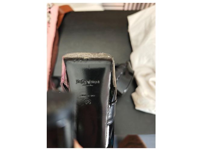 Yves Saint Laurent Décolleté Peep-Toe in Vernice Nera con Fiocco - vista 11
