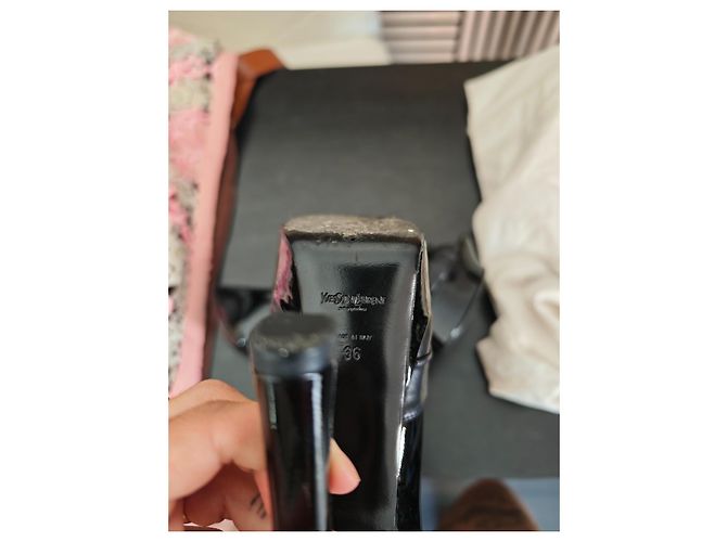 Yves Saint Laurent Décolleté Peep-Toe in Vernice Nera con Fiocco - vista 12