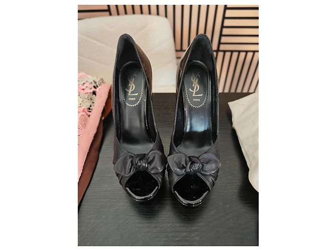 Yves Saint Laurent Décolleté Peep-Toe in Vernice Nera con Fiocco - vista 2