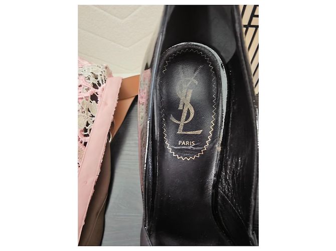 Yves Saint Laurent Décolleté Peep-Toe in Vernice Nera con Fiocco - vista 3