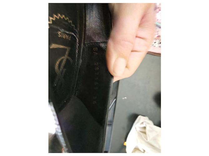 Yves Saint Laurent Décolleté Peep-Toe in Vernice Nera con Fiocco - vista 4
