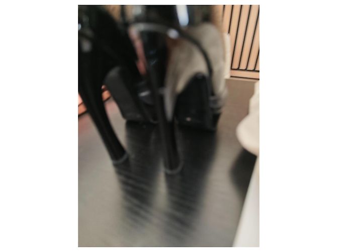 Yves Saint Laurent Décolleté Peep-Toe in Vernice Nera con Fiocco - vista 7