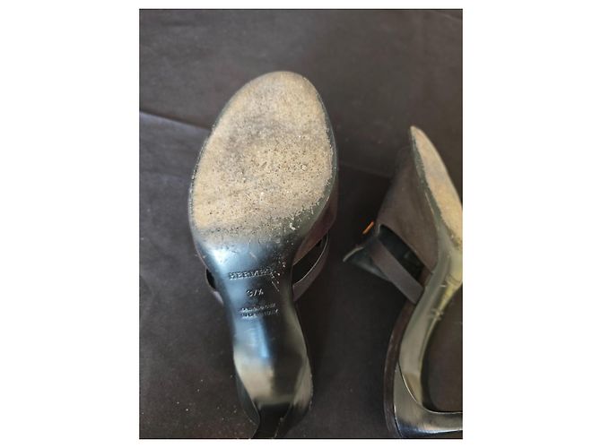 Hermès Kelly Wildleder-Mules mit Absatz Schwarz - Ansicht 10
