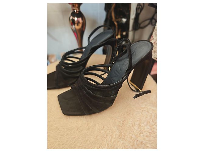 Lanvin Sandali con tacco e listini in scamosciato nero - vista 3