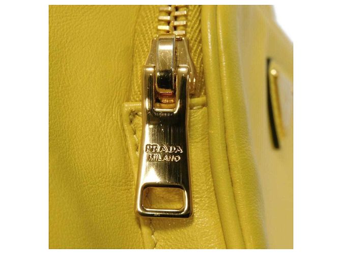 Borsa a secchiello Duetto in Saffiano Prada Giallo - vista 24