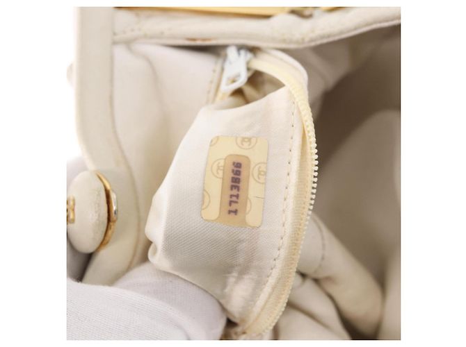 CHANEL Bolso Cinturón con Cadena de Piel de Cordero Blanco Oro CC Auth 189310A Dorado - vista 11
