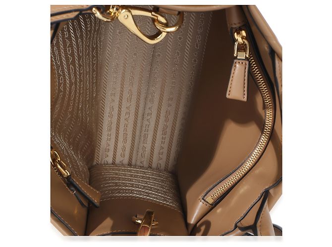 Mini tote Prada in pelle di vitello morbida beige scuro Triangolo Symbole Marrone - vista 5