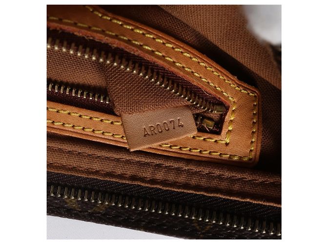 Borsa a tracolla Louis Vuitton Trotteur in tela Monogram marrone M51240 - vista 10