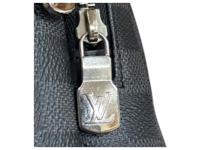 Borsa a tracolla Louis Vuitton Avenue Marrone Nero - vista 15