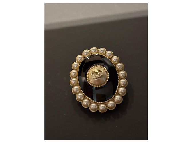Spilla Chanel CC Logo Perle e Smalto Nero Bianco - vista 3