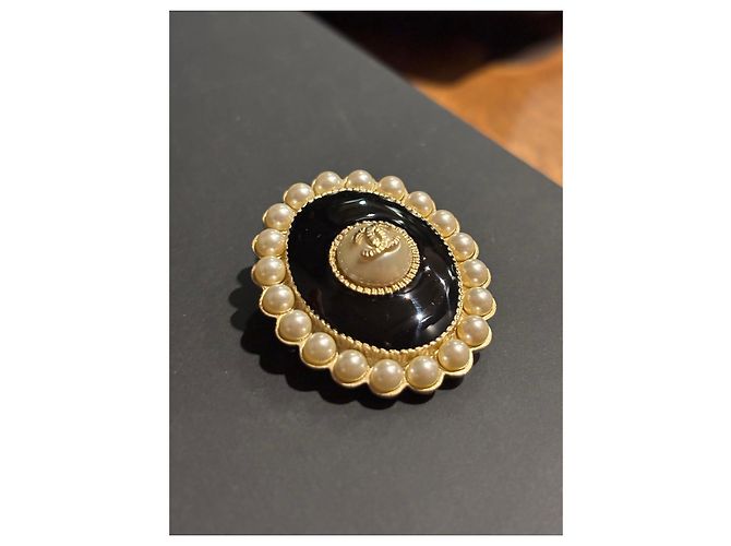 Spilla Chanel CC Logo Perle e Smalto Nero Bianco - vista 7
