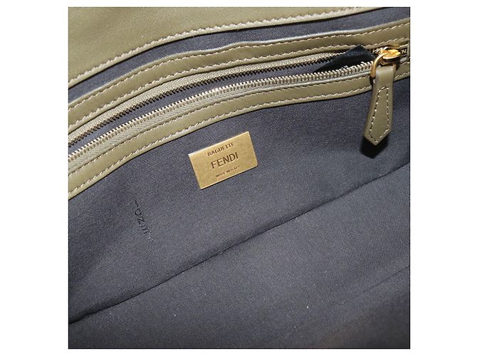 Borsa baguette Fendi 8BR600 in pelle kaki Cachi - vista 4