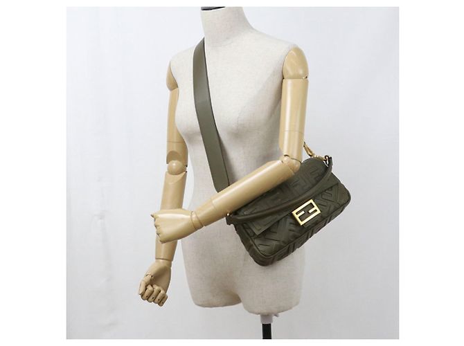 Borsa baguette Fendi 8BR600 in pelle kaki Cachi - vista 9