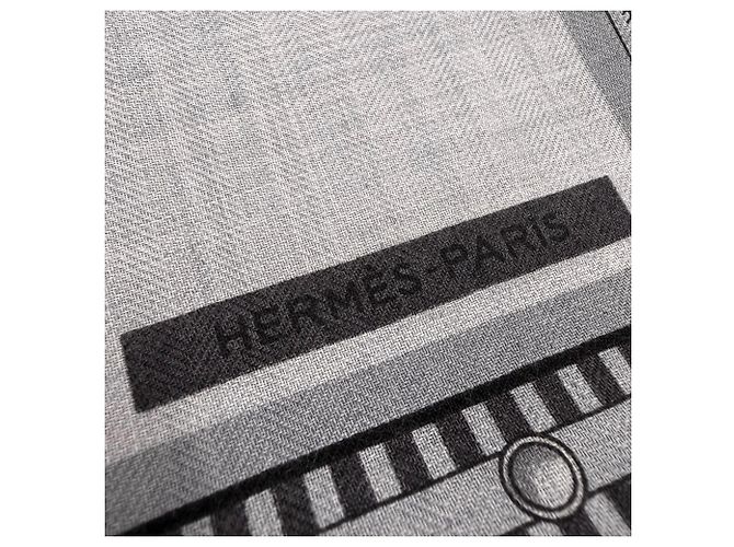 Hermès Stola in cashmere e seta Hermes Rectangle Lettre Equestre Marrone Blu navy - vista 4