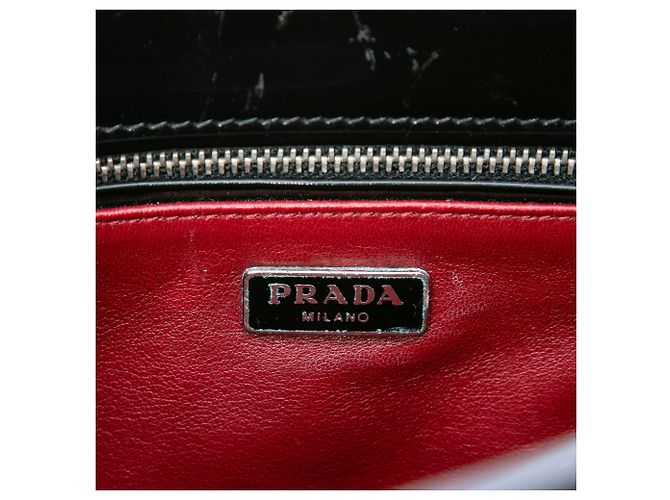 Prada Satchel aus schwarzem Lackleder mit Drehsperre - Ansicht 5