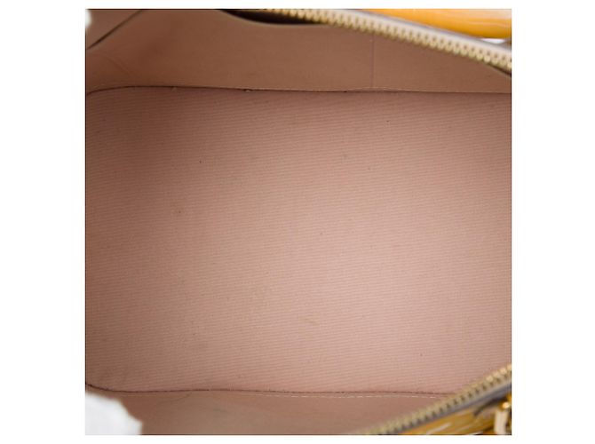 Louis Vuitton Alma PM in Monogram Vernis beige - vista 4
