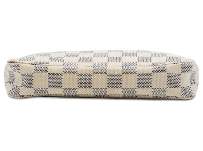 Louis Vuitton Pochette Accessoires in Damier Azur bianco - vista 3