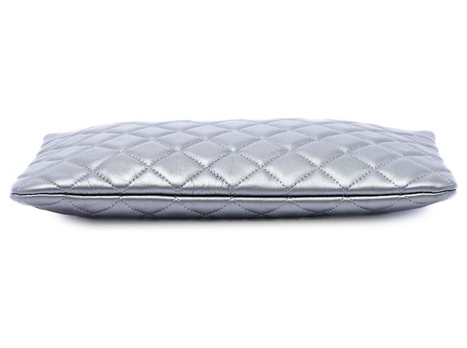 Clutch Chanel Silver Medium Quilted Metallic Lambskin O Case Argento - vista 3