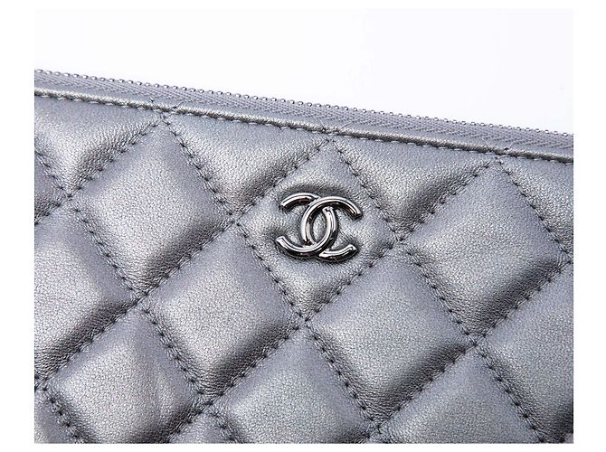 Clutch Chanel Silver Medium Quilted Metallic Lambskin O Case Argento - vista 5