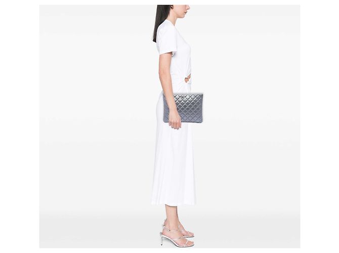 Clutch Chanel Silver Medium Quilted Metallic Lambskin O Case Argento - vista 6