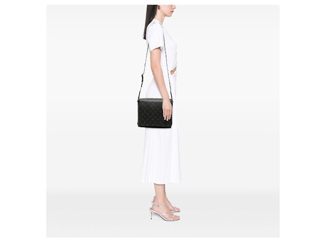 Louis Vuitton District PM Monogram Eclipse negro - vista 6