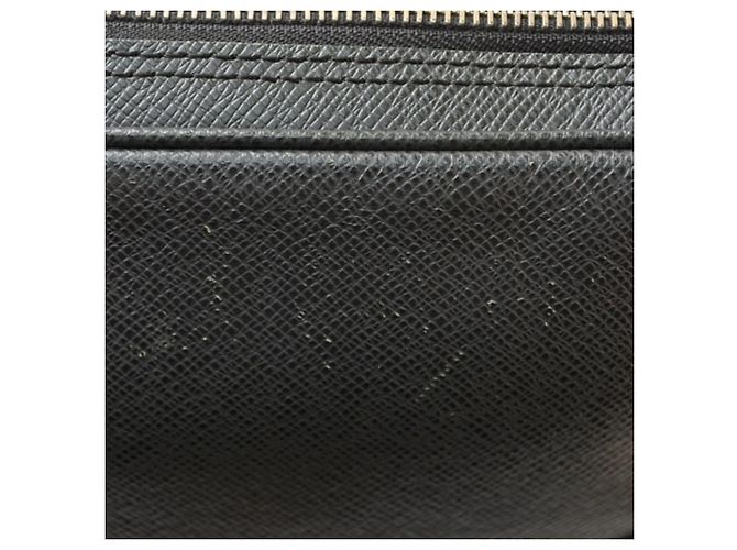 Clutch in pelle Taiga Louis Vuitton Nero Grigio - vista 14
