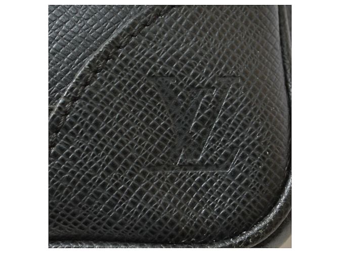 Clutch in pelle Taiga Louis Vuitton Nero Grigio - vista 4