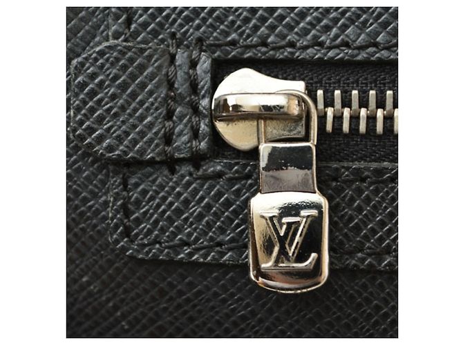 Clutch in pelle Taiga Louis Vuitton Nero Grigio - vista 5