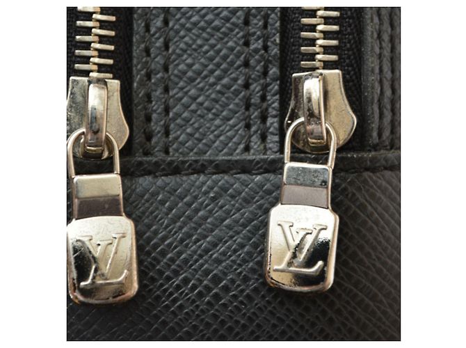 Clutch in pelle Taiga Louis Vuitton Nero Grigio - vista 6