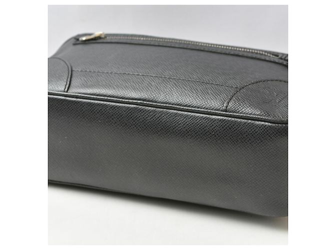 Clutch in pelle Taiga Louis Vuitton Nero Grigio - vista 8