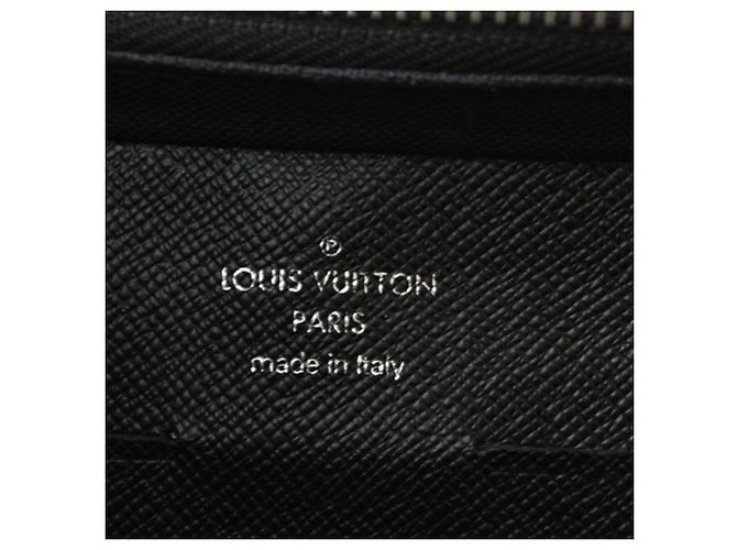 Clutch in pelle Taiga Louis Vuitton Nero Grigio - vista 9