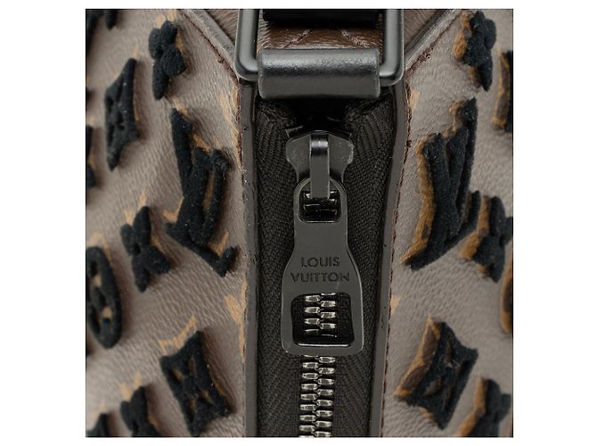 Louis Vuitton Tuffetage Monogram Canvas Triangle Messenger Nero - vista 10