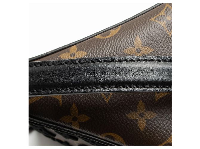 Louis Vuitton Tuffetage Monogram Canvas Triangle Messenger Nero - vista 9