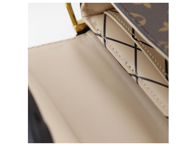 Bolsa de Ombro Pochette Trunk Vertical Louis Vuitton Marrom Monograma - vista 8