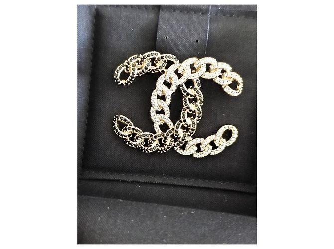 Spilla Chanel Logo CC a Catena con Strass Neri e Bianchi Nero Bianco Gold hardware - vista 3