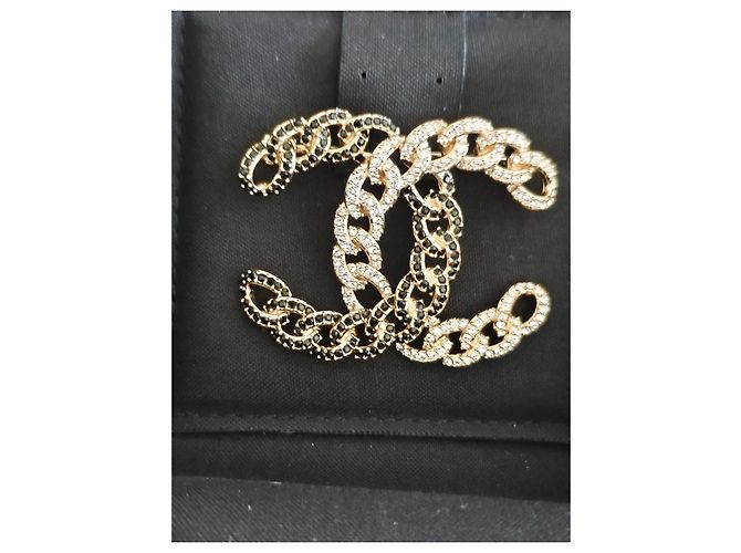 Spilla Chanel Logo CC a Catena con Strass Neri e Bianchi Nero Bianco Gold hardware - vista 4